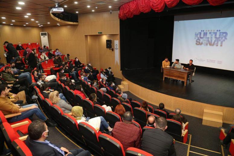 ORDULULAR HEM FİLM İZLİYOR HEM DE FİLMLERİN YÖNETMEN VE SENARİSTLERİ İLE BULUŞUYOR