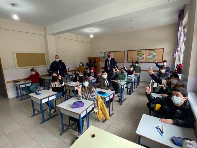 BAŞKAN GÜLER’DEN ÖĞRENCİLERE DEZENFEKTAN KALEM HEDİYESİ