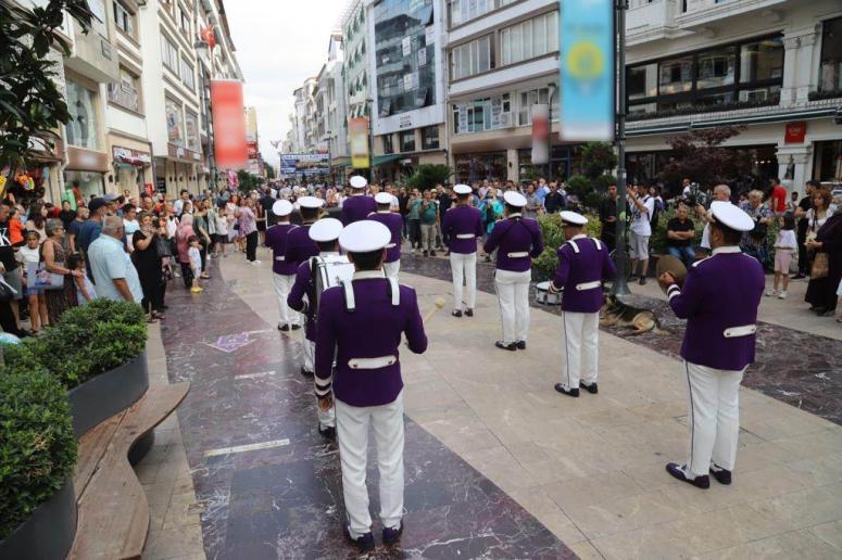 KENT BANDOSU ŞEHRE RENK KATTI