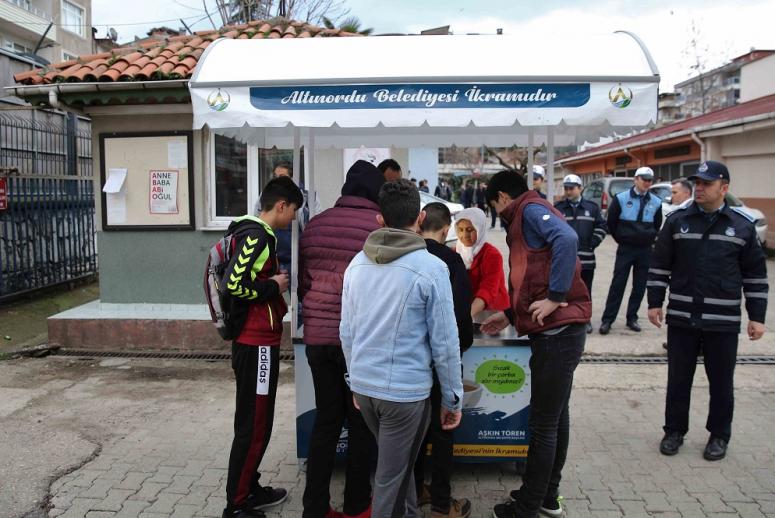 ALTINORDU BELEDİYESİ’NDEN ÖĞRENCİLERE ÇORBA İKRAMI
