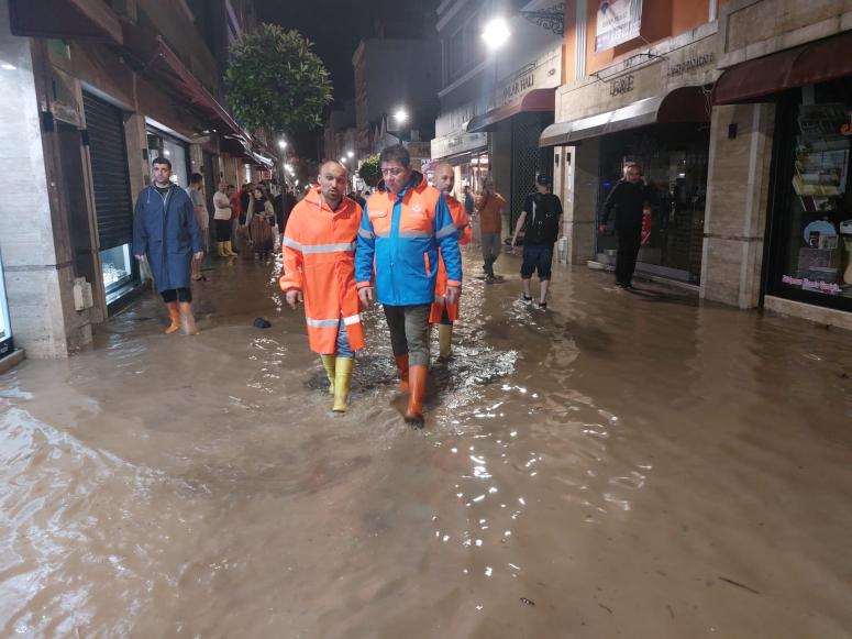ALTINORDU BELEDİYESİ TÜM EKİPLERİYLE SEFERBER OLDU
