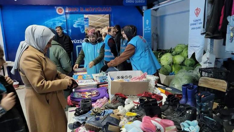Depremzedeler İçin "İyilik Çarşısı" Açıldı