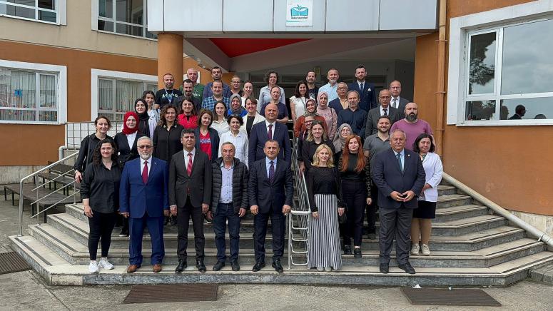 Vali Sonel, Her Pazartesi Sabahı Bir Okulda Mesaiye Başlıyor