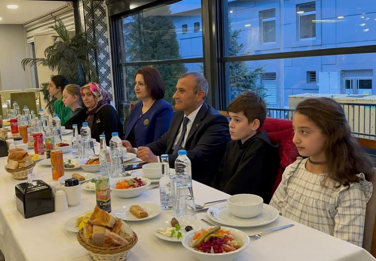Vali Sonel, Eşi Handan Sonel İle Birlikte Yetim ve Öksüz Evlatlarımızla  Bir Arada Oldu