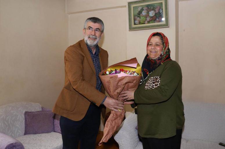 ANNELER GÜNÜ’NDE BAŞ TAÇI EDİLESİ ANNEYE ZİYARET