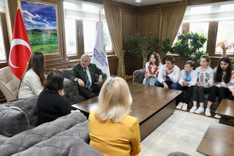 UKRAYNALI ÖĞRENCİLERDEN BAŞKAN GÜLER’E TEŞEKKÜR