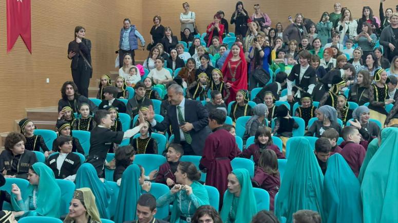 Gürcistan'ın dünyaca ünlü Ratiani Folklor Grubu “Freska”, Vali Tuncay Sonel’i ziyaret etti.