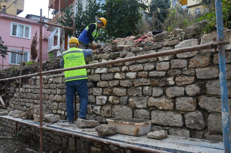 KENTSEL SİT ALANINDAKİ TARİHİ TAŞ DUVARLAR ONARILIYOR