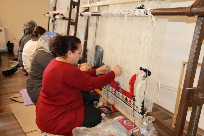 KOYUN YÜNÜNDEN ORDU KİLİMİ DOKUNUYOR