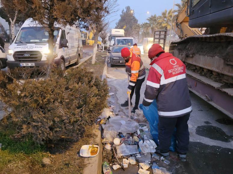 BÜYÜKŞEHİR EKİPLERİ DEPREM BÖLGELERİNDE CADDE VE SOKAKLARI TEMİZLİYOR
