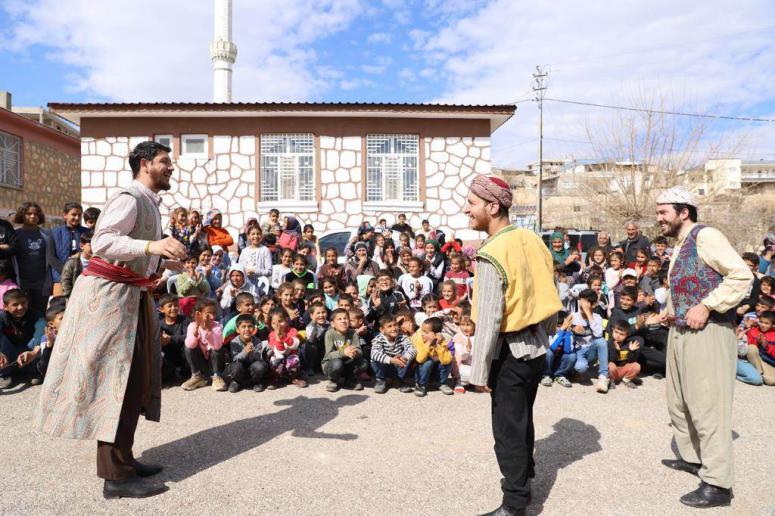 HER ŞEY ÇOCUKLAR GÜLSÜN DİYE