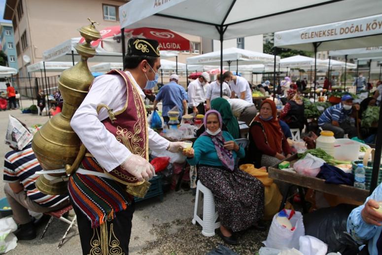 ALTINORDU BELEDİYESİ’NDEN PAZARCILARA SOĞUK LİMONATA İKRAMI