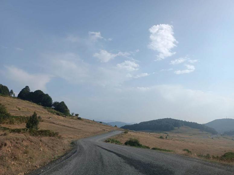 AKKUŞ’TA 7 MAHALLEYE HİZMET VERECEK GRUP YOLUNA ASFALT KONFORU