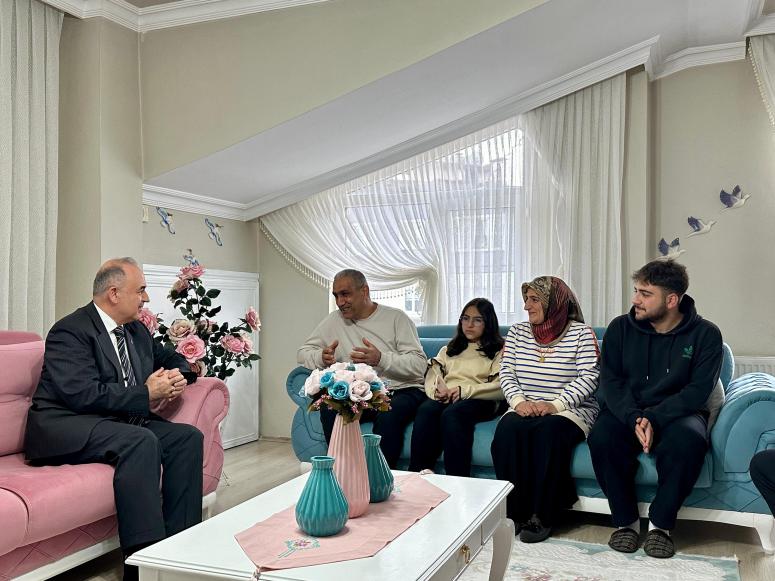 Vali Erol, Hane Ziyaretlerini Sürdürüyor