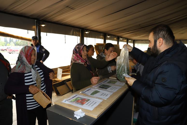 ÜRETİCİLER BÜYÜKŞEHRİN FİDE DAĞITIMINA YOĞUN İLGİ GÖSTERDİ