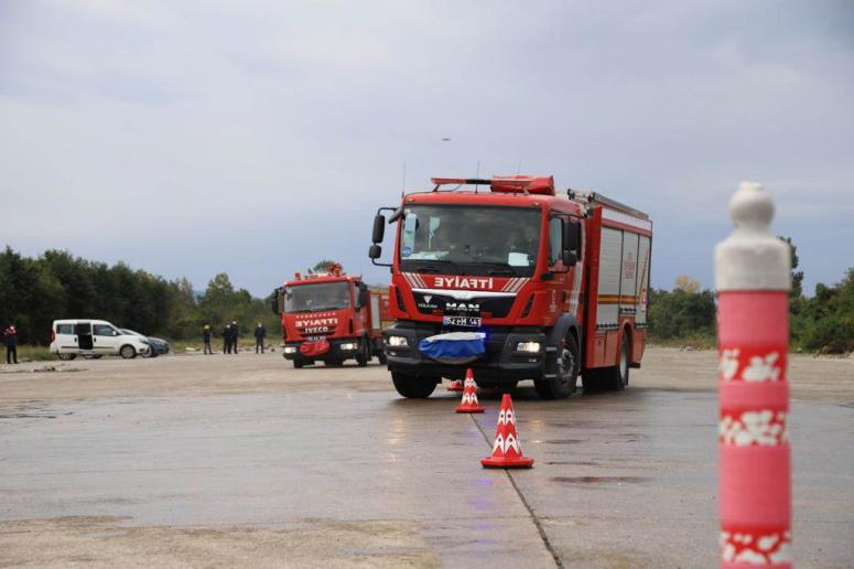 TONLARCA AĞIRLIKTAKİ İTFAİYE ARAÇLARI İLE YAPILAN EĞİTİMLER AKSİYON FİLMLERİNİ ARATMADI