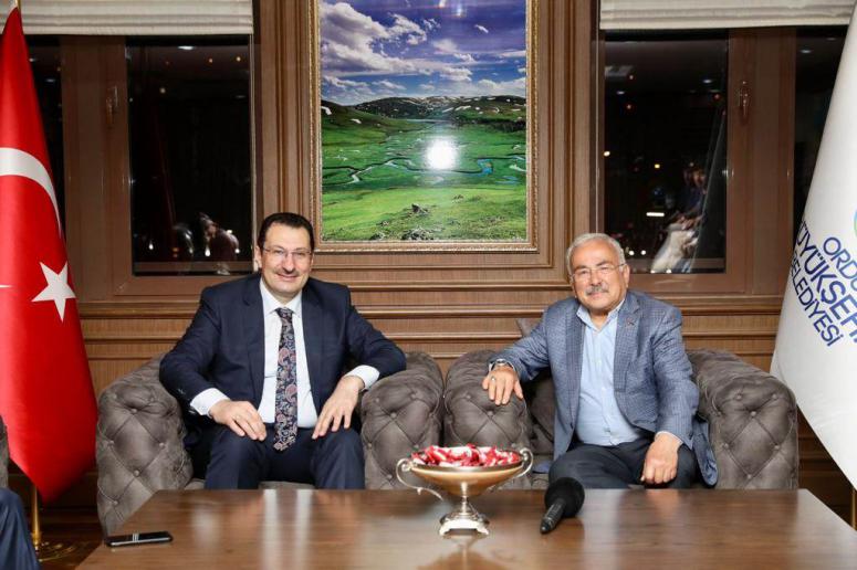 BAŞKAN GÜLER AK PARTİ SEÇİM İŞLERİNDEN SORUMLU GENEL BAŞKAN YARDIMCISI ALİ İHSAN YAVUZ VE BERABERİNDEKİLERİ AĞIRLADI