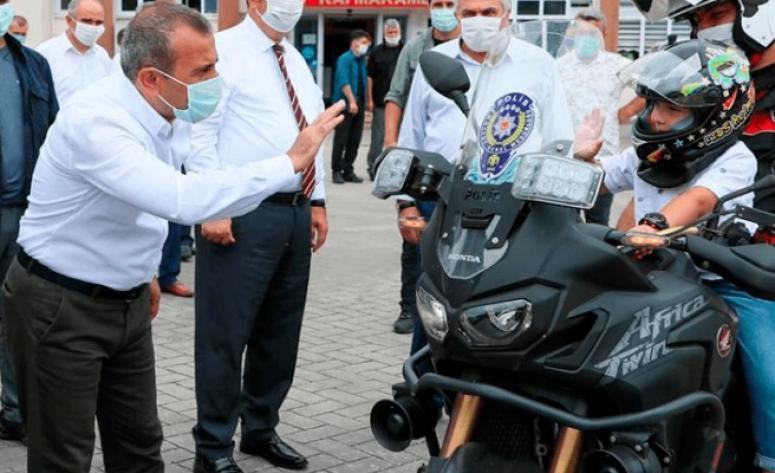 Hem geziyor, hem gönül kazanıyor