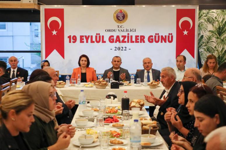 Vali Tuncay Sonel Eşi Handan Sonel Hanımefendi ile birlikte Gaziler Onuruna Yemek Programı Düzenledi
