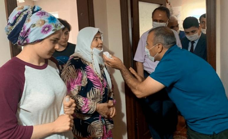 Ayağının tozuyla 4 aileyi ziyaret etti