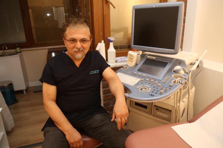 HULUSİ HOCA KENDİ MUAYEHANESİNDE