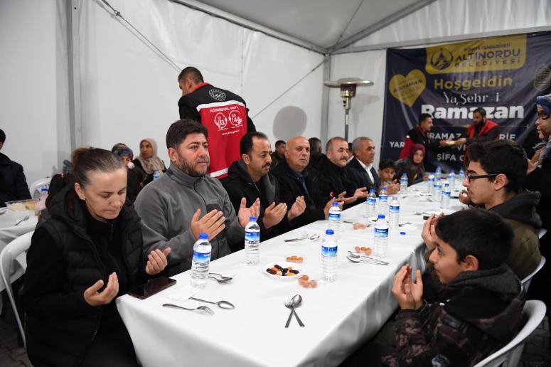 BAŞKAN AŞKIN TÖREN RAMAZANIN İLK İFTARINI DEPREMZEDELER İLE BİRLİKTE YAPTI