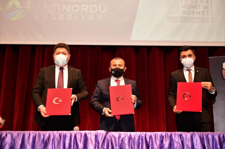 ALTINORDU BELEDİYESİ TABLETLE YÜZLERİ GÜLDÜRDÜ, MONT VE BOTLA YÜREKLERİ ISITTI