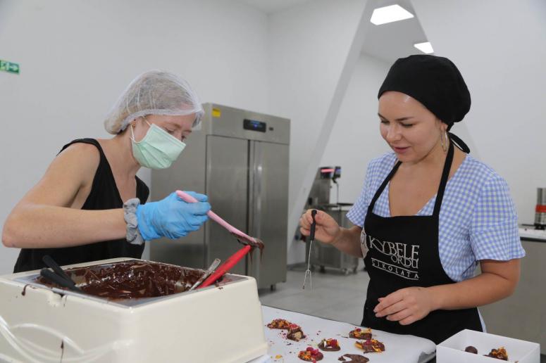 AMERİKALI VE RUS İKİ ARKADAŞ ORDU’DA KENDİ ÇİKOLATALARINI YAPTI