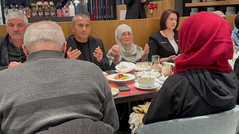 Vali Sonel, Bu Akşamki İftarını da Depremzede Ailelerle Birlikte Yaptı