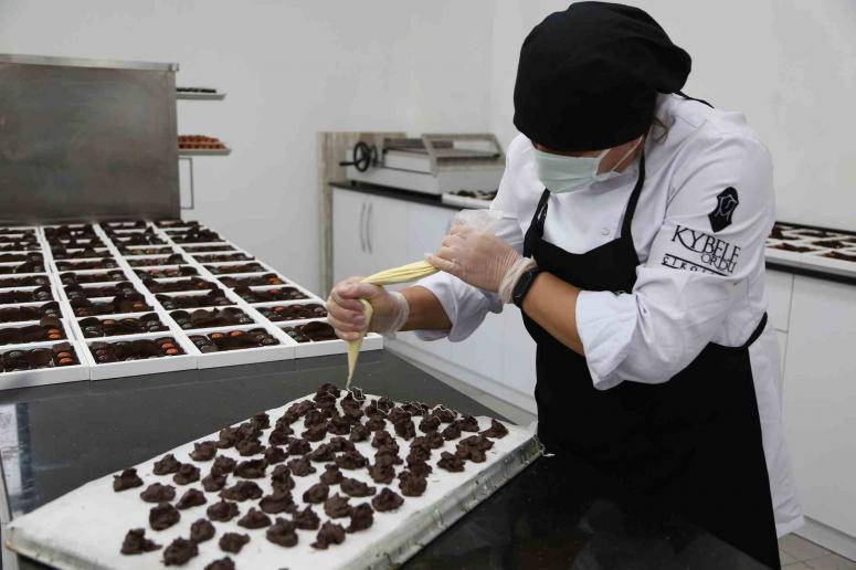 YENİ YILA ÖZEL ÇİKOLATALAR SATIŞTA
