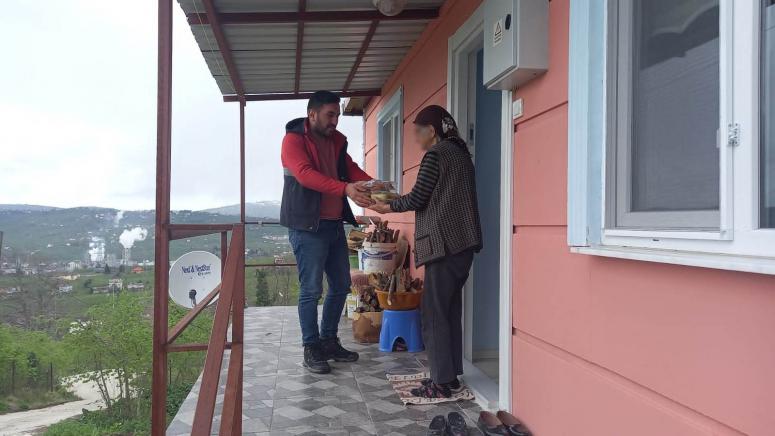 İHTİYAÇ SAHİPLERİ İFTARLARINI BÜYÜKŞEHİR İLE AÇIYOR