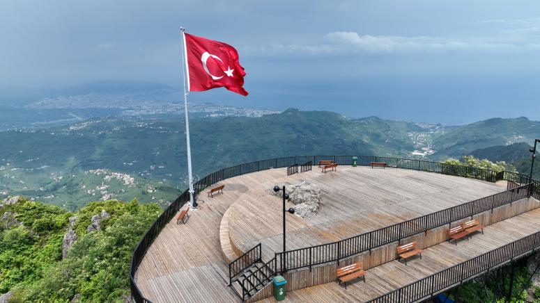 ZİRVEYE TIRMANAN YOROZ’A HAYRAN KALIYOR