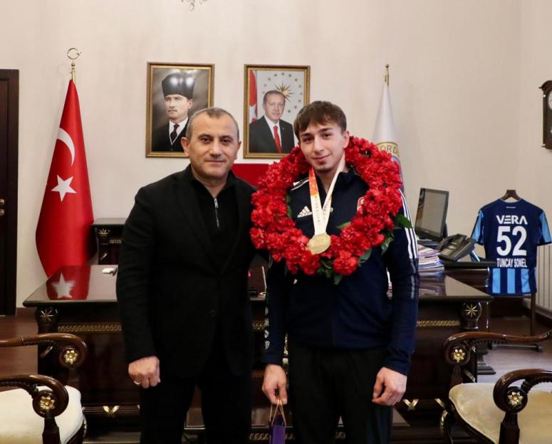 Vali Sonel, Şampiyon Sporcuyu Ödüllendirdi