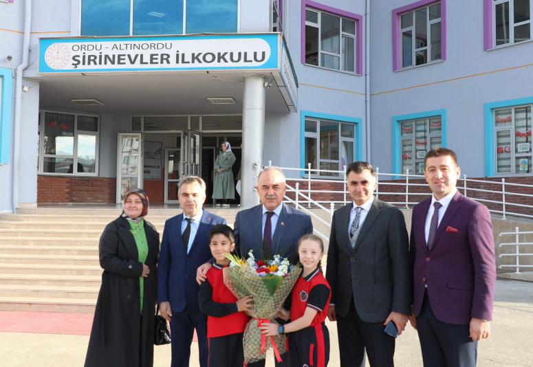 Vali Erol, Görme Engelli Öğrenci ve Öğretmeni Okulunda Ziyaret Etti