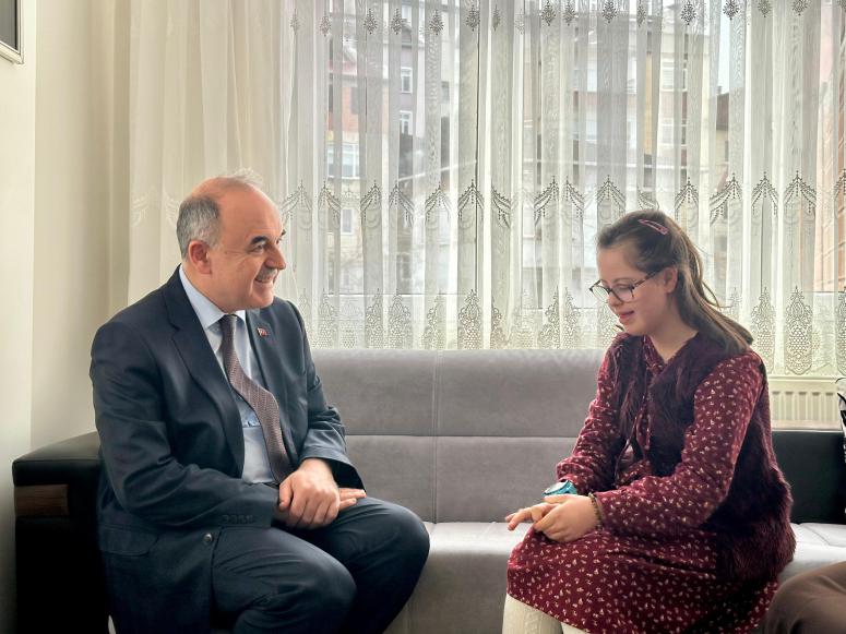 Vali Erol, Hane Ziyaretlerini Bugün de Sürdürdü