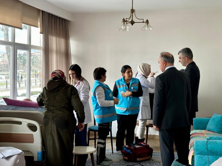 Vali Erol, Evde Sağlık Hizmeti Verilen Aileleri Ziyaret Etti