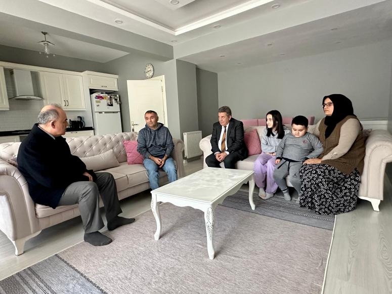 Vali Erol, Hane Ziyaretlerini Bugün de Sürdürdü