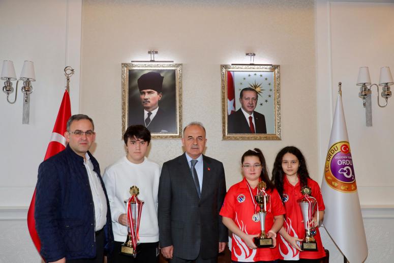 Vali Erol, Başarılı Sporcuları Tebrik Etti