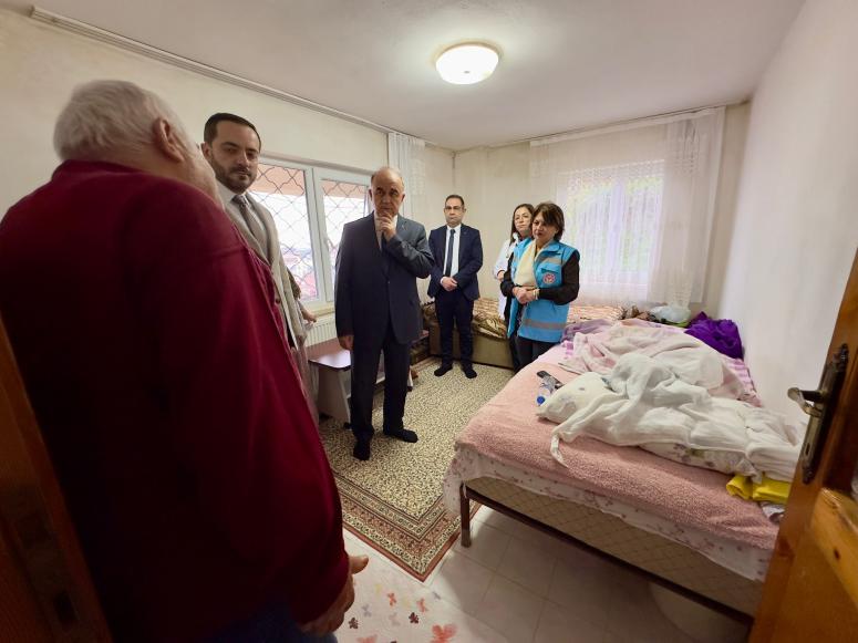 Vali Erol, Evde Sağlık Hizmetinden Yararlanan Vatandaşlarımıza Hane Ziyaretinde Bulundu