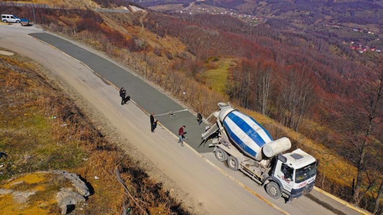 BÜYÜKŞEHİR’DE DURMAK YOK  KORGAN’IN EN BÜYÜK MAHALLERİNDEN OLAN ÇAYIRKENTTE BETON YOL ÇALIŞMASI BAŞLADI. YAPILAN ÇALIŞMA İLE MAHALLE NİKSAR KARAYOLUNA BAĞLANACAK