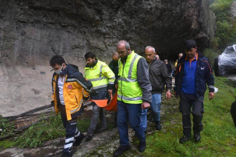 HASTA VATANDAŞ 2 KM SEDYE İLE TAŞINARAK AMBULANSA ULAŞTIRILDI