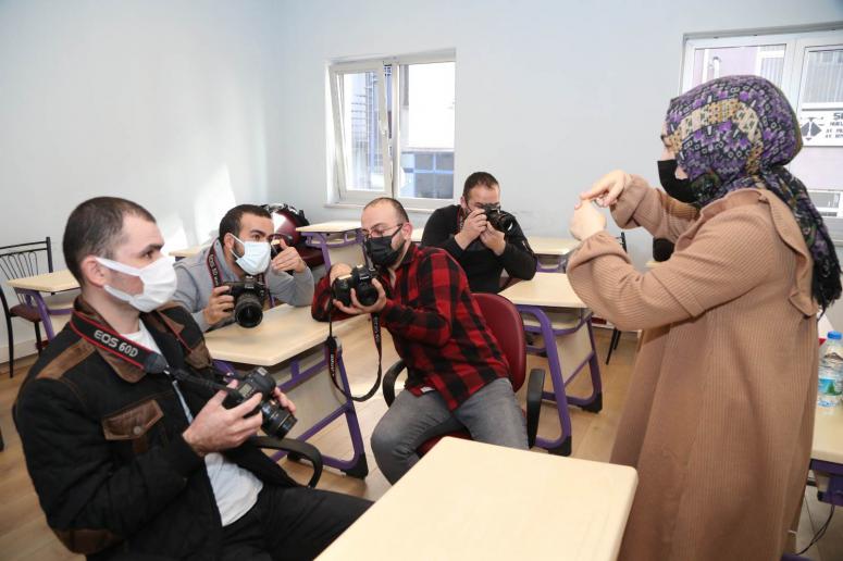 İŞARET DİLİYLE FOTOĞRAF ÇEKMEYİ ÖĞRENİYORLAR