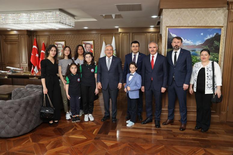 BAŞKAN GÜLER KOLTUĞUNU MİNİK DEPREMZEDE KAĞAN’A TESLİM ETTİ