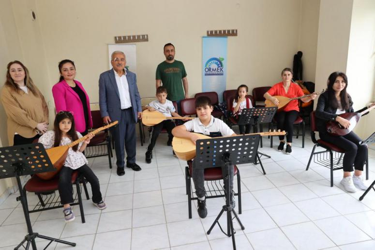 BAŞKAN GÜLER, SANATIN VE SANATÇININ YANINDA
