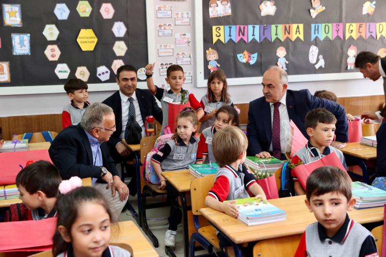 BAŞKAN HİLMİ GÜLER, MİNİK ÖĞRENCİLERİ YALNIZ BIRAKMADI