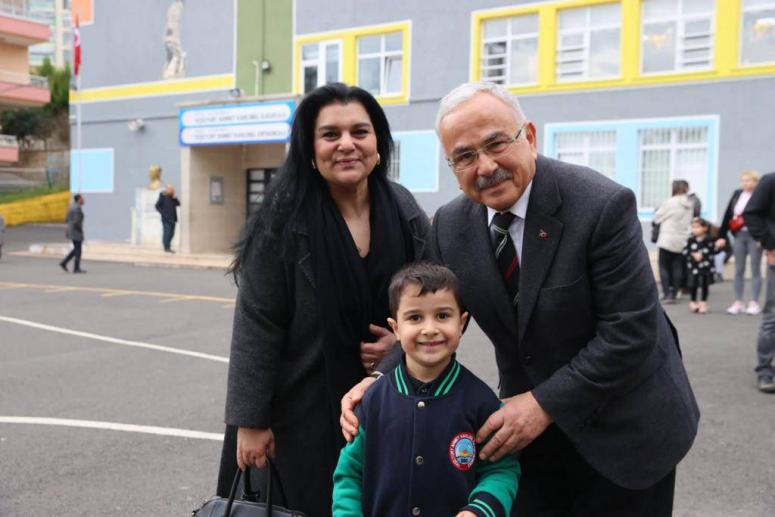 BAŞKAN GÜLER, MİNİK ÖĞRENCİLERİN KARNE HEYECANINA ORTAK OLDU