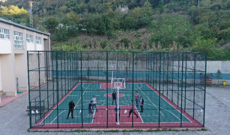 BÜYÜKŞEHİR İLÇELERİ SPOR SAHALARI İLE DONATIYOR