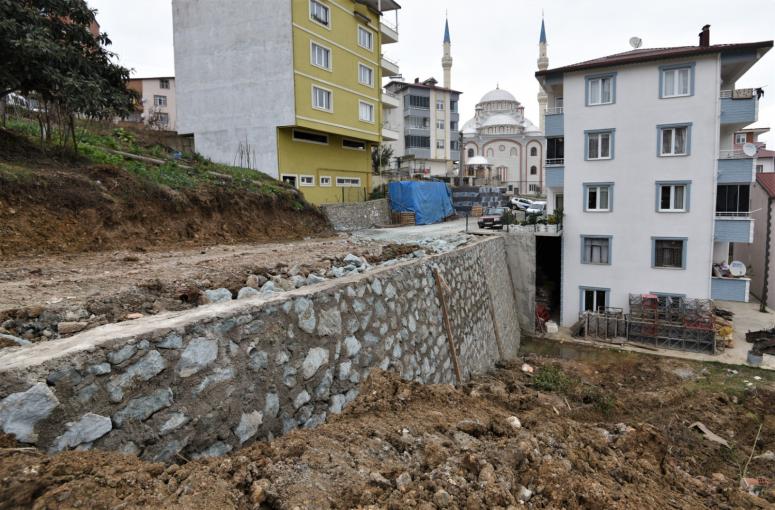 ŞEHRİN DOĞASINA VE DOKUSUNA UYGUN TAŞ DUVARLAR İNŞAA EDİLİYOR