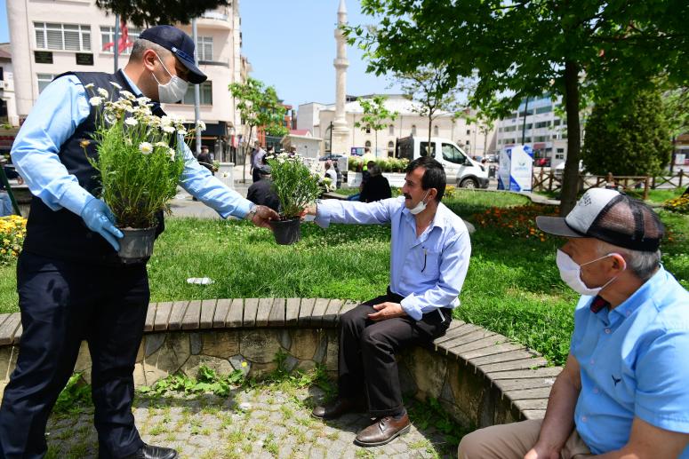 ALTINORDU BELEDİYESİ 65 YAŞ ÜSTÜ VATANDAŞLARA MASKE VE ÇİÇEK DAĞITTI