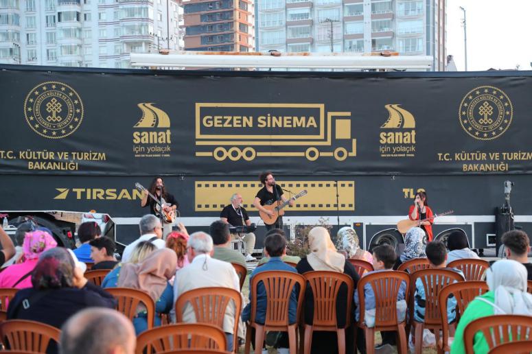 HEM KONSERİN HEM DE SİNEMANIN TADINI ÇIKARDILAR